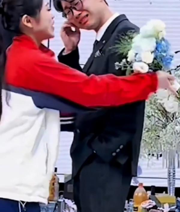 เจ้าสาวแอบเปลี่ยนชุดกลางงานแต่ง