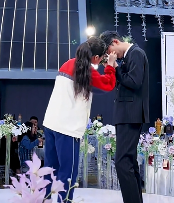 เจ้าสาวแอบเปลี่ยนชุดกลางงานแต่ง