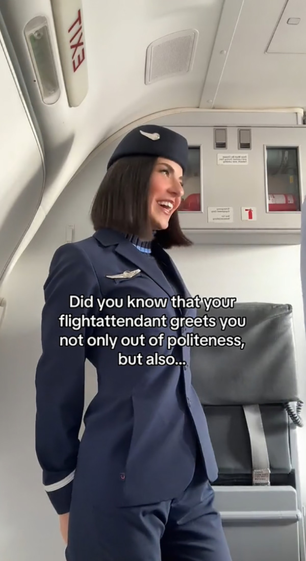 ทำไมลูกเรือต้องมายืนต้อนรับตอนขึ้นเครื่อง 