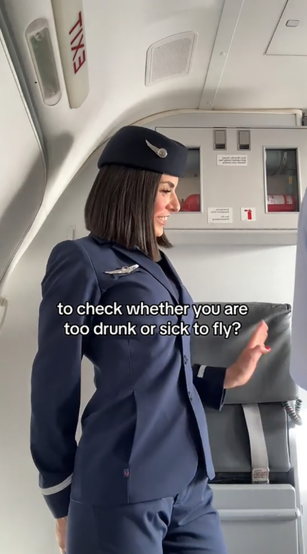 ทำไมลูกเรือต้องมายืนต้อนรับตอนขึ้นเครื่อง 