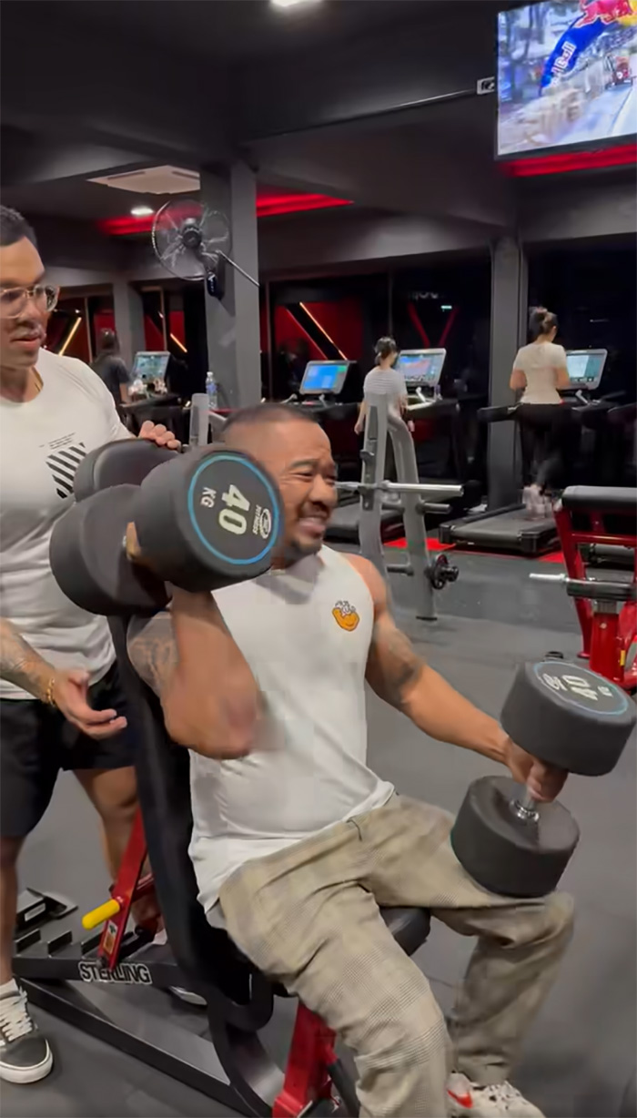 เทรนเนอร์ยกดัมเบล