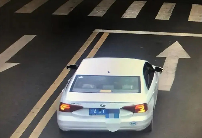 เก๋งซิ่งสนั่นฝ่า 6 แยกไฟแดง