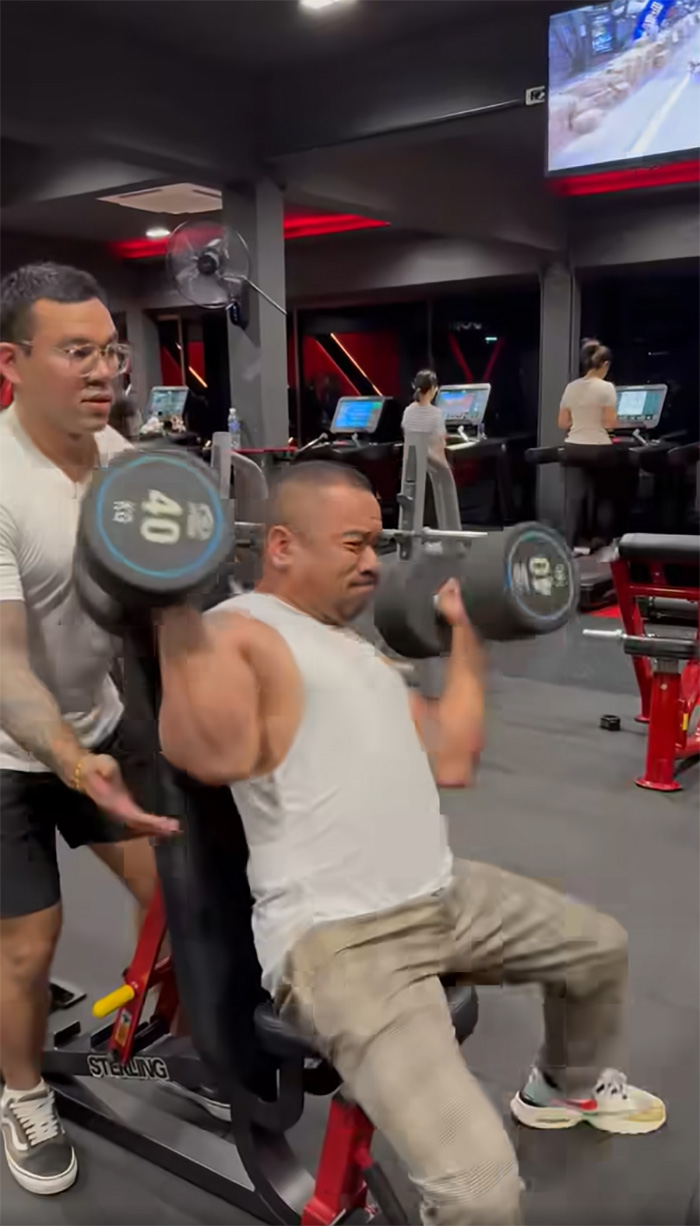 เทรนเนอร์ยกดัมเบล