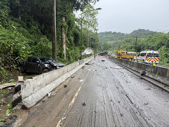 รถบรรทุกสิบล้อเบรกแตก ชน 5 คันรวด