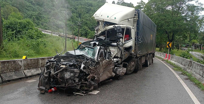 รถบรรทุกสิบล้อเบรกแตก ชน 5 คันรวด