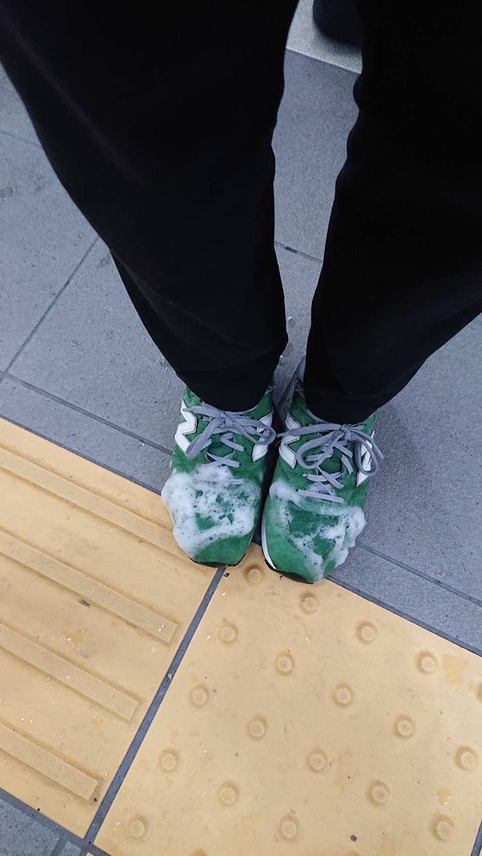 พ่อบ้านใจดี ซักรองเท้าผ้าใบให้ภรรยา 