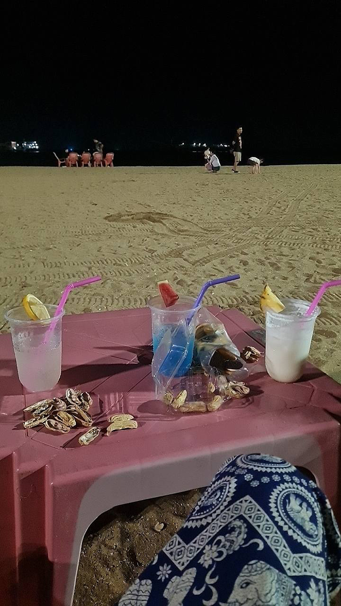 นั่งโต๊ะสั่งเครื่องดื่มริมหาด 3 แก้ว เช็กบิลแล้ว 690 บาท