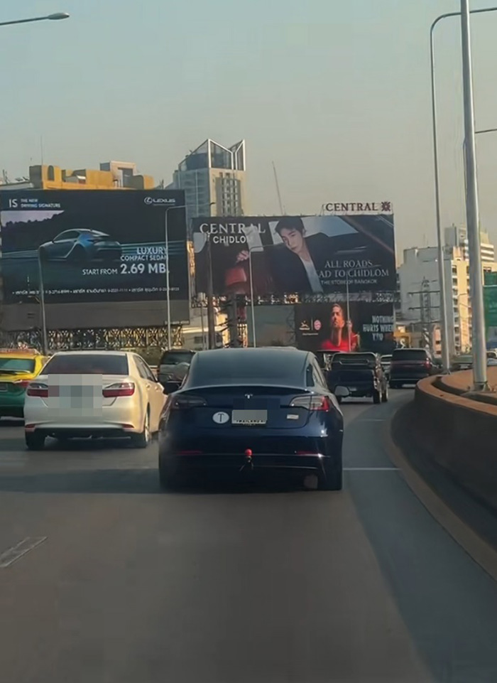 ป้ายทะเบียนภาษาอังกฤษ โผล่แล่นกลางกรุงเทพ