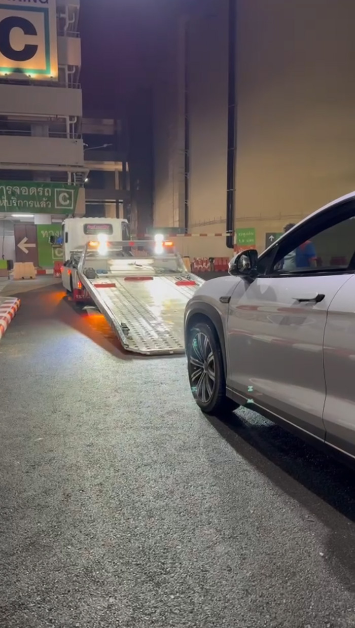 ขับรถไฟฟ้าป้ายแดงฝ่าน้ำท่วม 