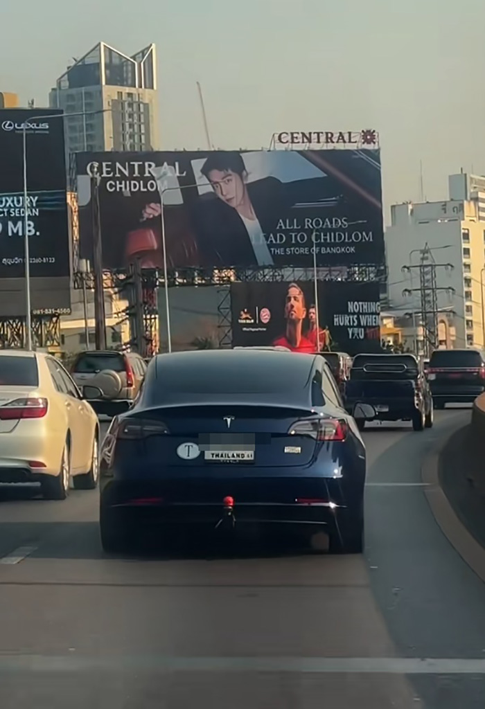 ป้ายทะเบียนภาษาอังกฤษ โผล่แล่นกลางกรุงเทพ