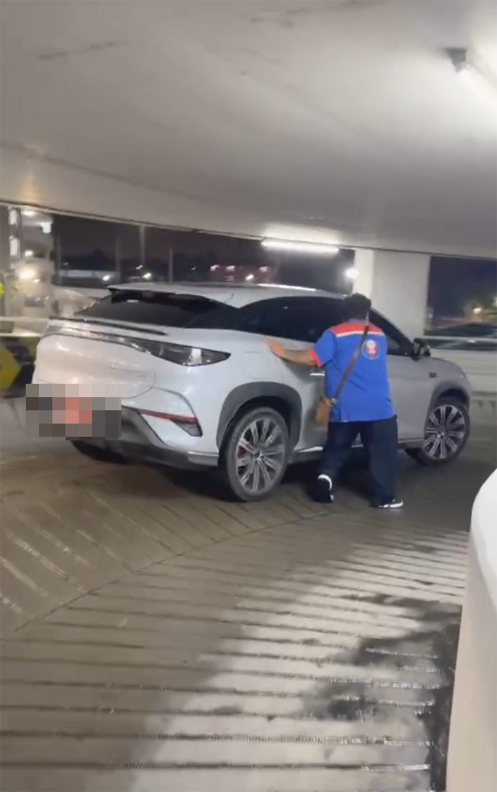 ขับรถไฟฟ้าป้ายแดงฝ่าน้ำท่วม 