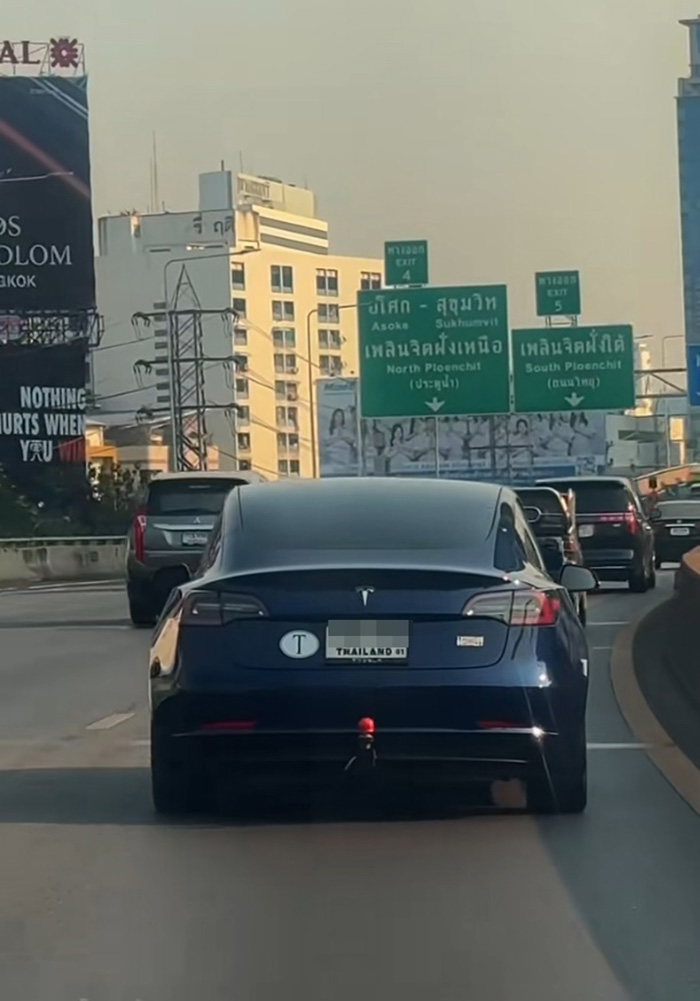 ป้ายทะเบียนภาษาอังกฤษ โผล่แล่นกลางกรุงเทพ