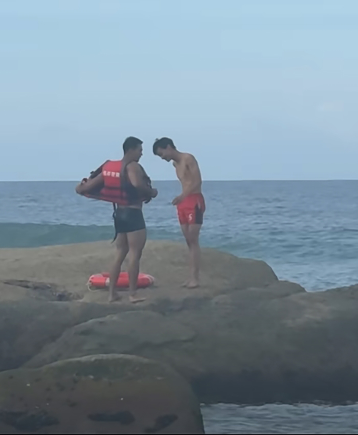 ตำรวจฮีโร่ กระโดดทะเลช่วยคน กลายเป็นไวรัลดัง