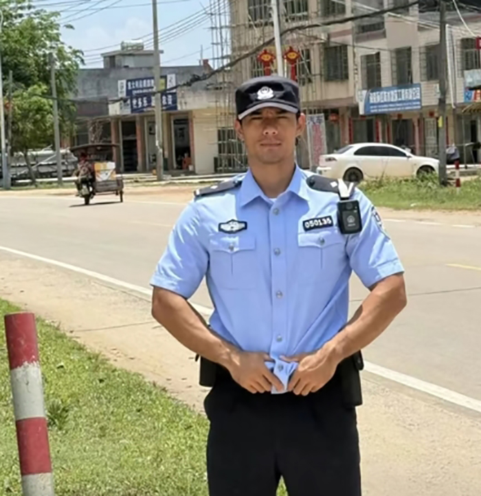 ตำรวจฮีโร่ กระโดดทะเลช่วยคน กลายเป็นไวรัลดัง