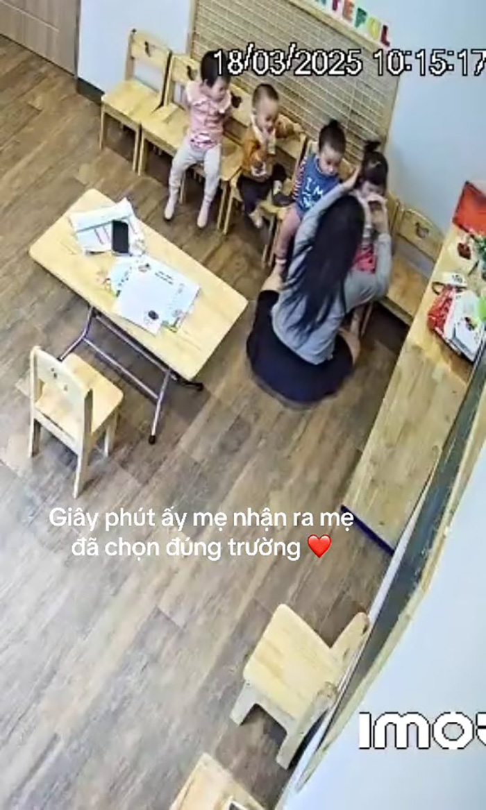 เด็กน้อยร้องไห้โฮ แต่ครูนั่งมองเงียบ