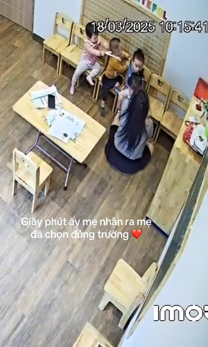 เด็กน้อยร้องไห้โฮ แต่ครูนั่งมองเงียบ