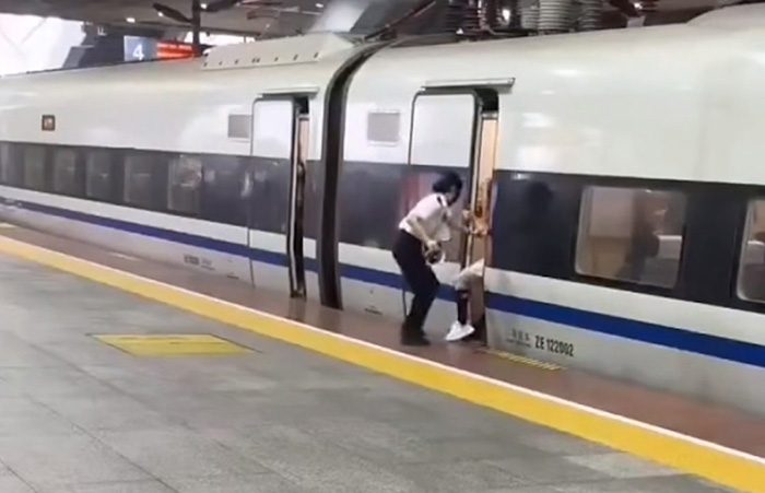 หญิงยื่นขาขวางประตูรถไฟความเร็วสูง หญิงยื่นขาขวางประตูรถไฟความเร็วสูง