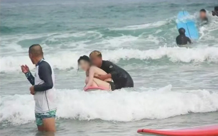 สาวเล่นเซิร์ฟริมหาด ถูกคลื่นซัดบิกินี่หลุด 