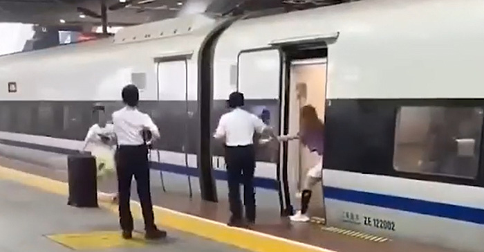 หญิงยื่นขาขวางประตูรถไฟความเร็วสูง หญิงยื่นขาขวางประตูรถไฟความเร็วสูง