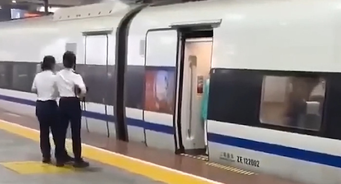 หญิงยื่นขาขวางประตูรถไฟความเร็วสูง หญิงยื่นขาขวางประตูรถไฟความเร็วสูง