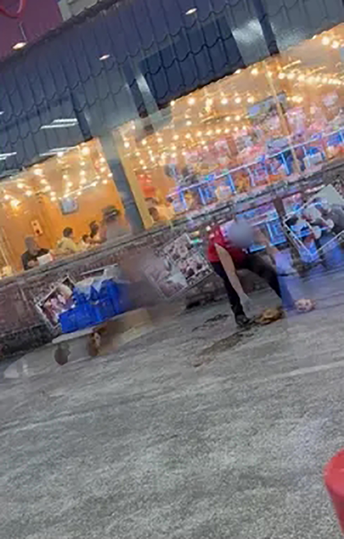 ทัวร์ลง พนง เก็บไก่อบร่วงพื้นกลับตะกร้าเตรียมเสิร์ฟ 