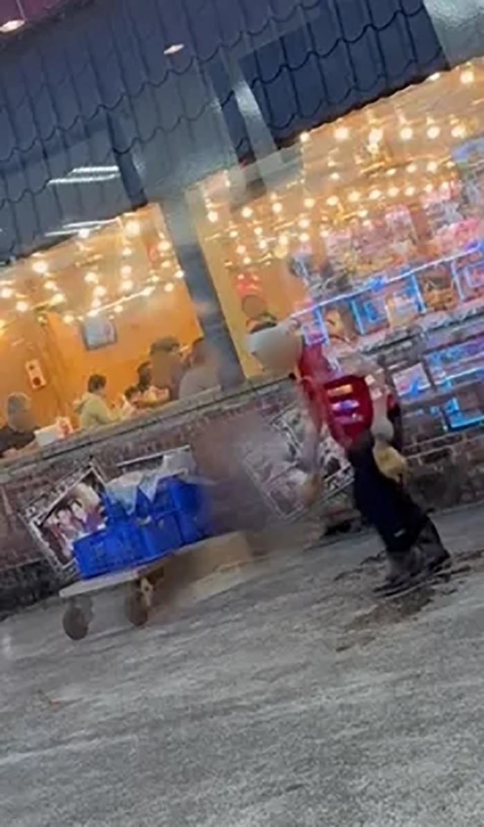 ทัวร์ลง พนง เก็บไก่อบร่วงพื้นกลับตะกร้าเตรียมเสิร์ฟ 