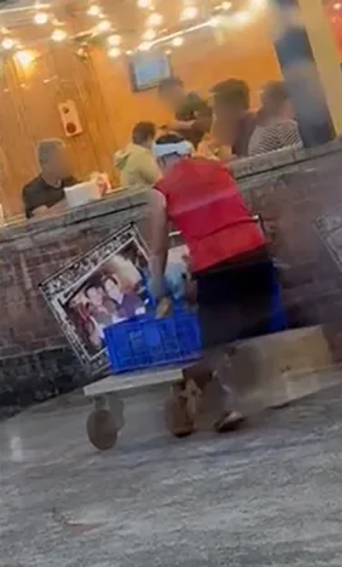 ทัวร์ลง พนง เก็บไก่อบร่วงพื้นกลับตะกร้าเตรียมเสิร์ฟ 