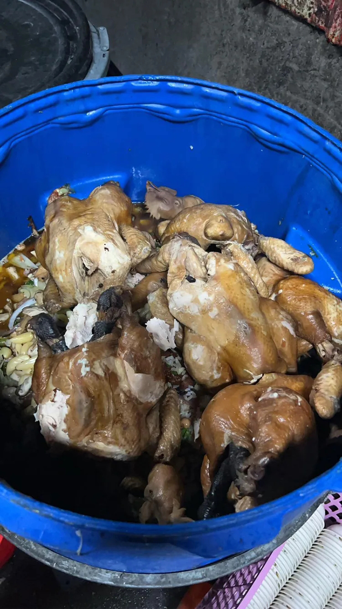 ทัวร์ลง พนง เก็บไก่อบร่วงพื้นกลับตะกร้าเตรียมเสิร์ฟ 