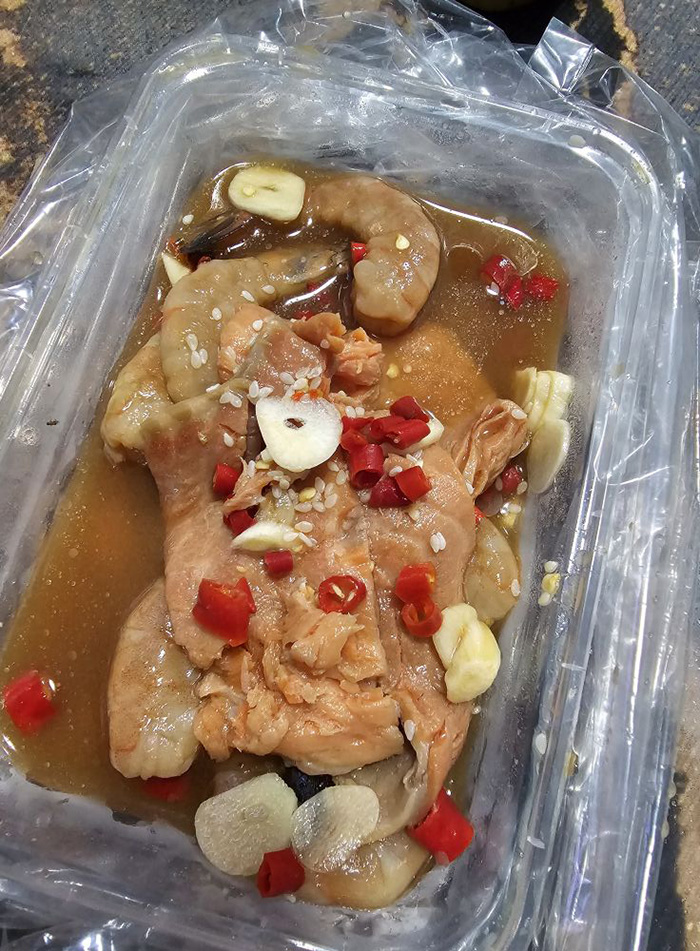 สั่งยำแซลมอนมากิน ของมาถึงเปิดออกดูถึงขั้นผงะ สีส้มปนสีดำ