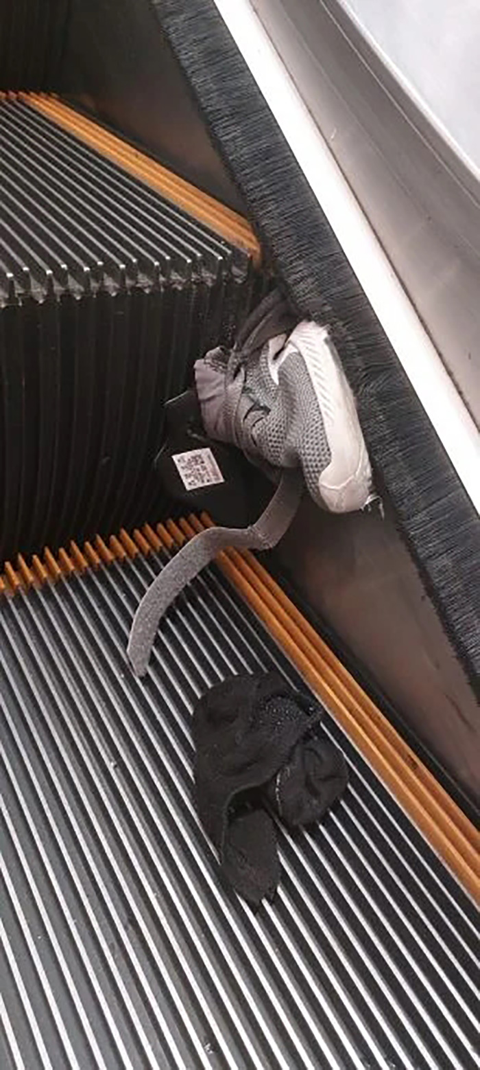 ลูกรองเท้าติดบันไดเลื่อน พลเมืองดีหลายชาติรุดช่วย