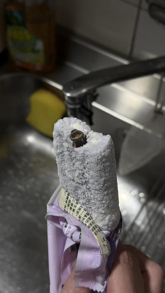 คู่รักกินไอศกรีมเผือก