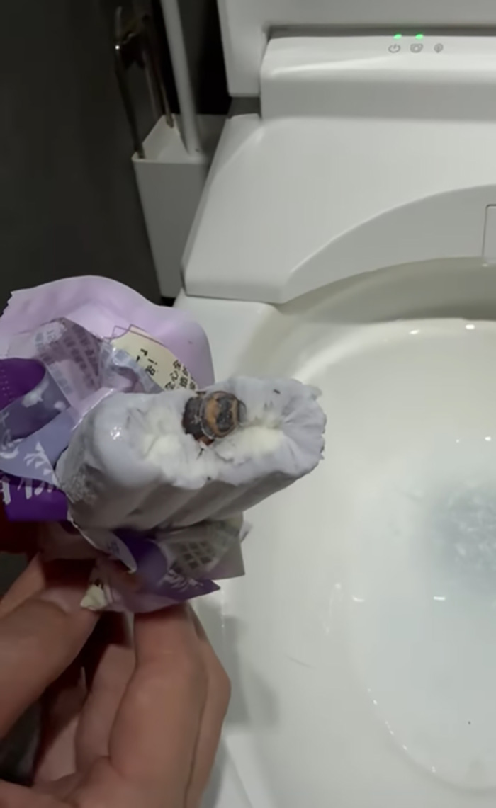 คู่รักกินไอศกรีมเผือก