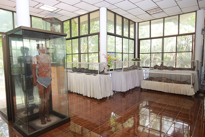 สธ ลงพื้นที่ วัดพระบาทน้ำพุ พบกว่า 20 ร่าง ถูกดองโชว์