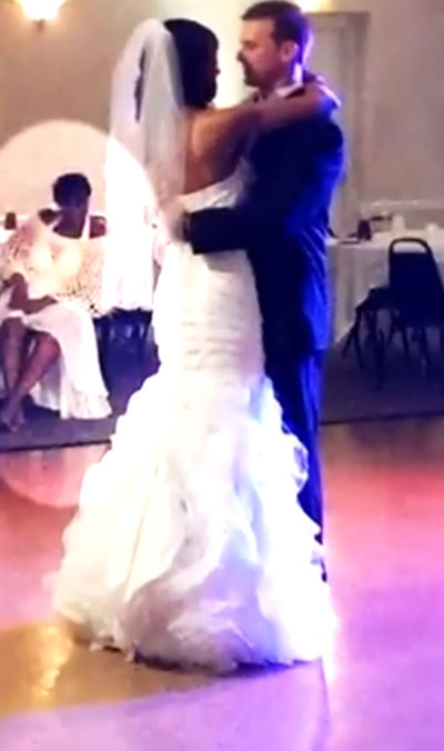 แม่สวมเดรสขาวคล้ายเจ้าสาว