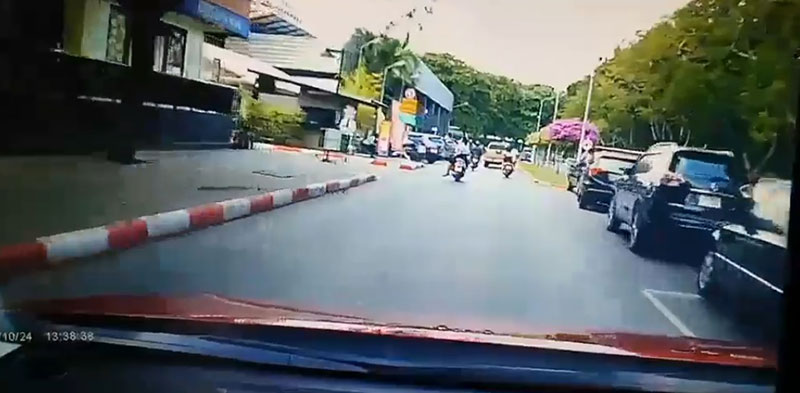 รถกระบะแหกโค้ง