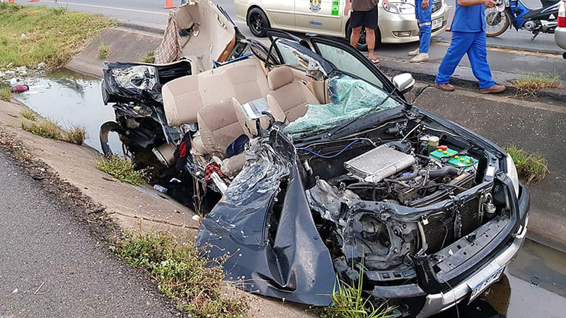 กระบะชนเสาไฟ