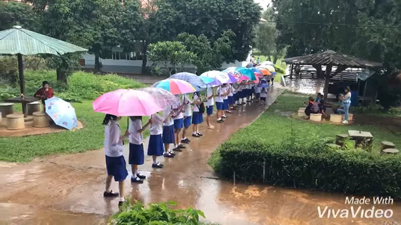 พี่มัธยมยืนเรียงแถวกางร่ม