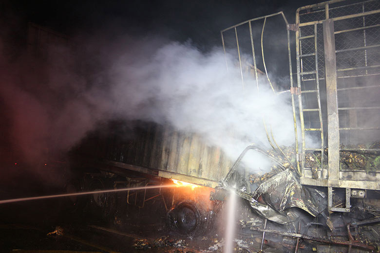 เทรลเลอร์ชนรถขนไก่ไฟลุก 