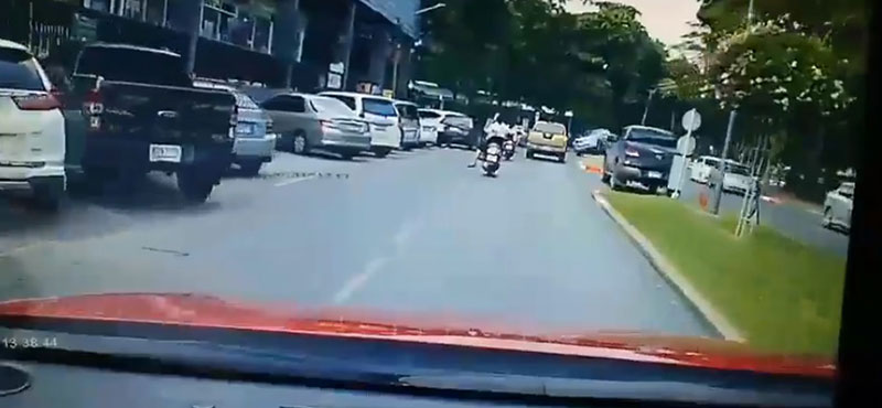 รถกระบะแหกโค้ง