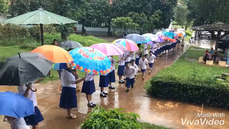 พี่มัธยมยืนเรียงแถวกางร่ม