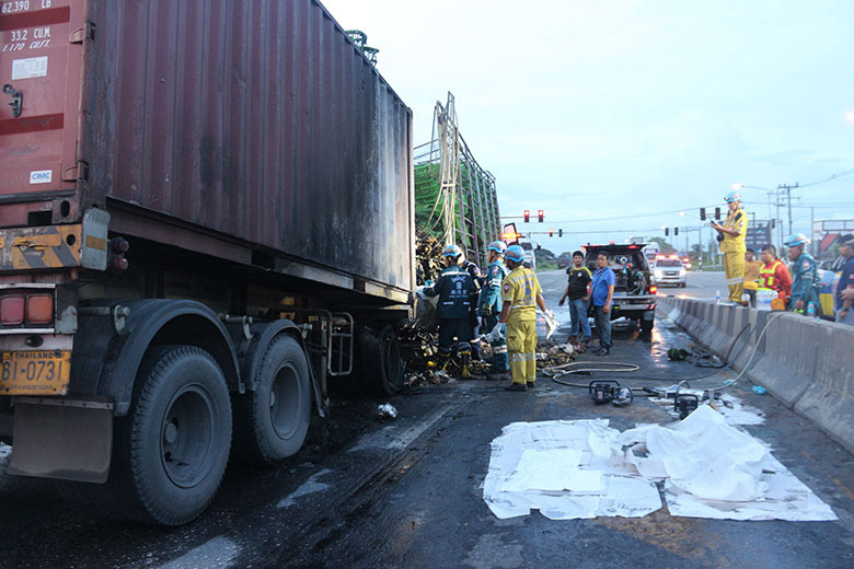 เทรลเลอร์ชนรถขนไก่ไฟลุก 