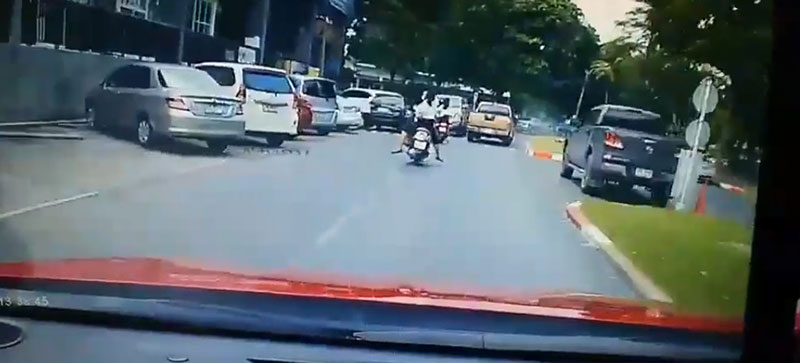 รถกระบะแหกโค้ง