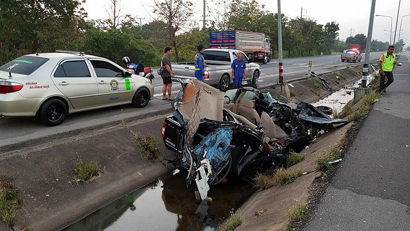 กระบะชนเสาไฟ