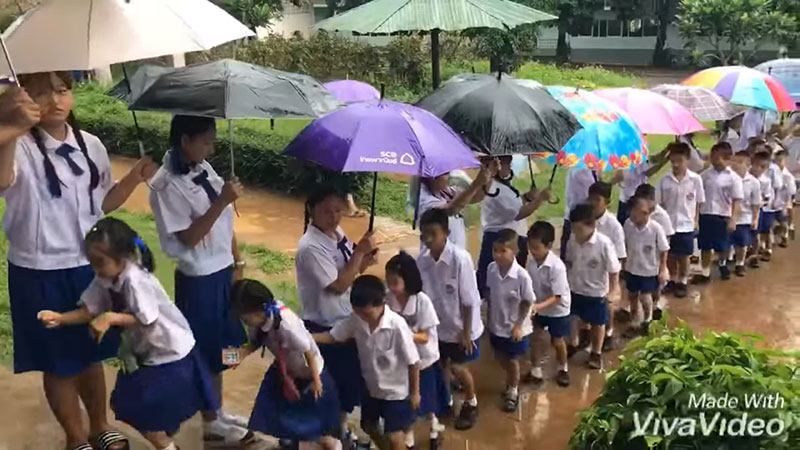 พี่มัธยมยืนเรียงแถวกางร่ม