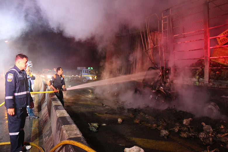 เทรลเลอร์ชนรถขนไก่ไฟลุก 