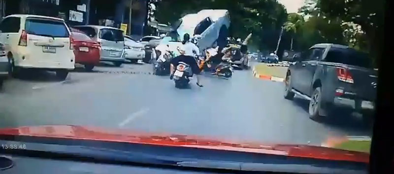 รถกระบะแหกโค้ง