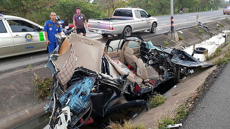 กระบะชนเสาไฟ