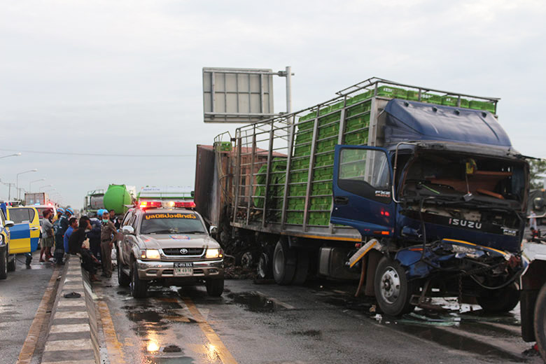 เทรลเลอร์ชนรถขนไก่ไฟลุก 