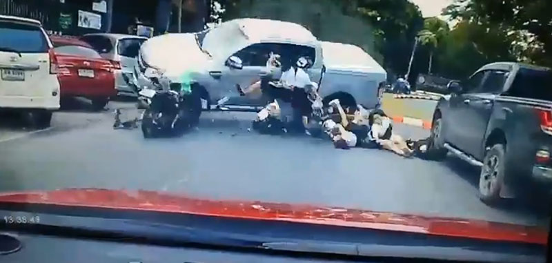 รถกระบะแหกโค้ง