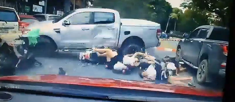 รถกระบะแหกโค้ง